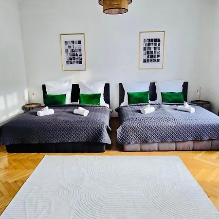 Luxusapartment Im Dichterviertel *garten*parkplatz*wifi* *